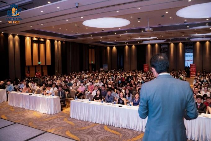 Chuyên gia chia sẻ tại Hội thảo du học Mỹ của American Study. Ảnh: American Study