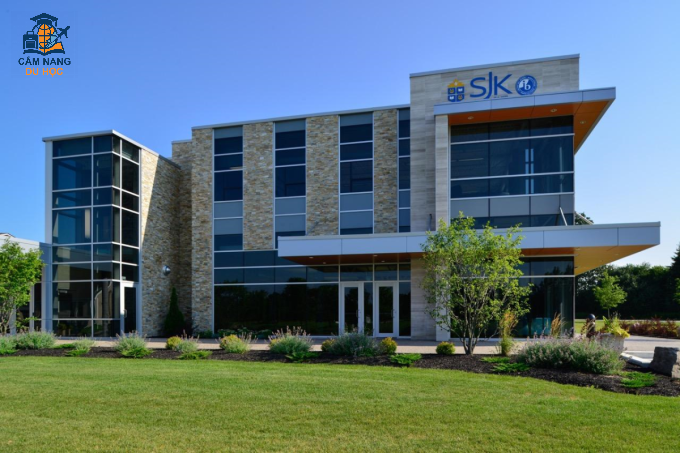 Bên ngoài trường John’s-Kilmarnock School tại Waterloo, Ontario (Canada). Ảnh: SJK