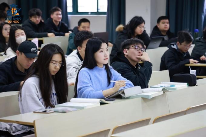 Sinh viên Đại học Phúc Đán, Trung Quốc. Ảnh: Fanpage trường