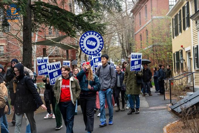 Sinh viên cao học biểu tình ở Đại học Harvard. Ảnh:
