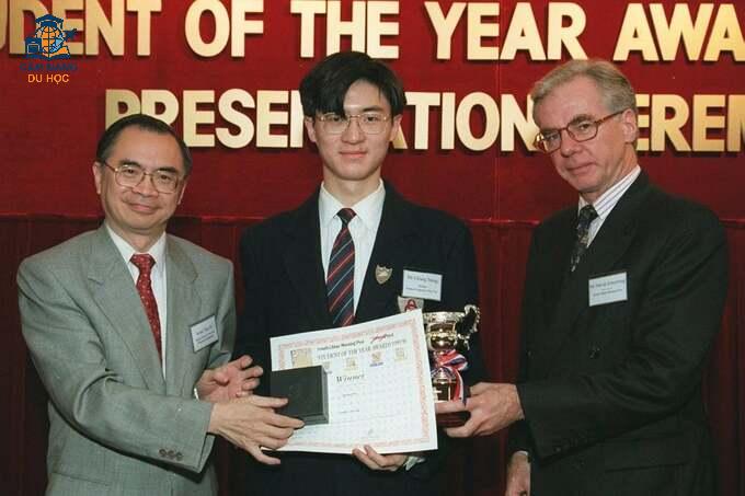 Chiang Mung (giữa) nhận giải thưởng học sinh năm 1996. Ảnh: SCMP