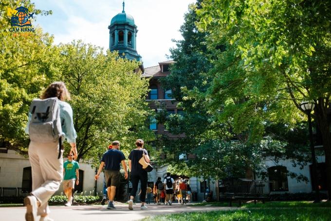 Sinh viên trong khuôn viên Đại học Michigan, Mỹ. Ảnh: Fanpage trường
