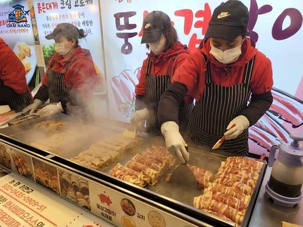 Sinh viên quốc tế làm việc tại một quầy ẩm thực ở chợ trung tâm Sokcho, tỉnh Gangwon. Ảnh: Son Sung-bae