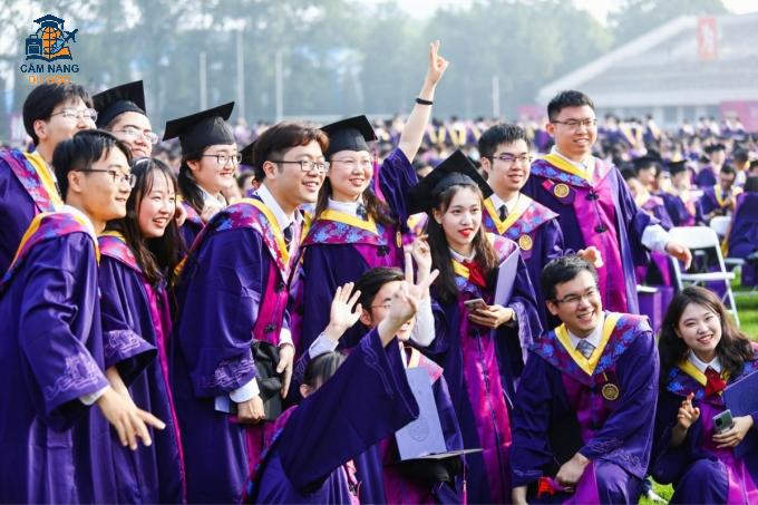 Sinh viên Đại học Thanh Hoa trong lễ tốt nghiệp. Ảnh: Website trường