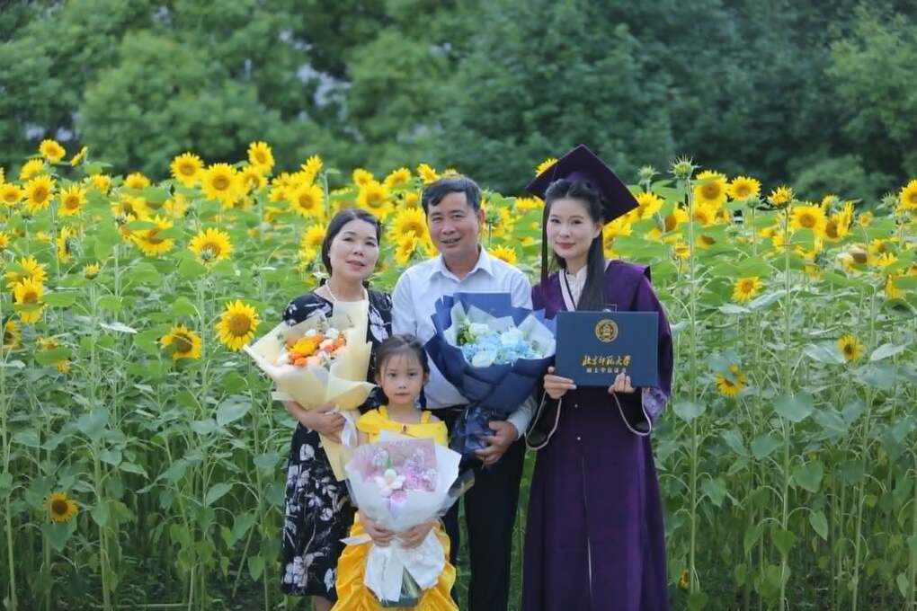 Hồng Nhung cùng gia đình trong lễ tốt nghiệp thạc sĩ tại Đại học Sư phạm Bắc Kinh. Ảnh: Nhân vật cung cấp