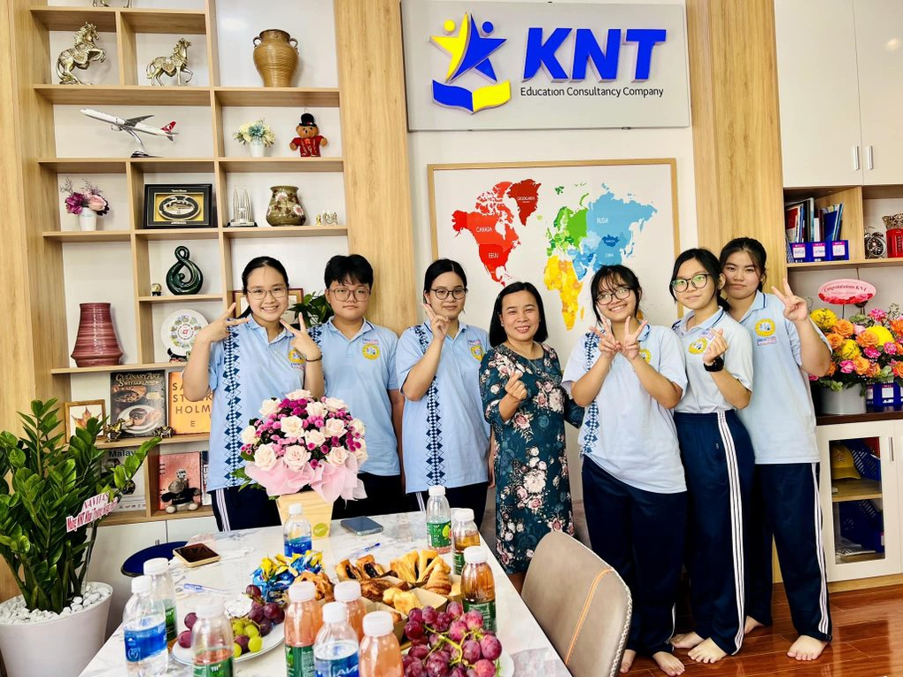 Các thành viên KNT Education, đơn vị Tư vấn Du học và Thông tin Học bổng. Ảnh: KNT