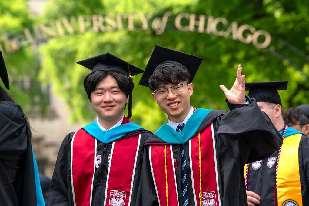 Sinh viên tốt nghiệp Đại học Chicago hồi tháng 6. Ảnh: Fanpage trường