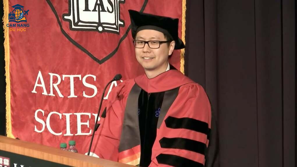 Joel Tan trong lễ tốt nghiệp tiến sĩ ở Harvard. Ảnh: Harvard Medical School/Youtube