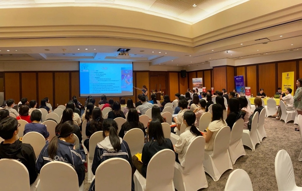 Học sinh nghe chuyên gia chia sẻ về chính sách, điều kiện du học Australia. Ảnh: Đức Anh EduConnect