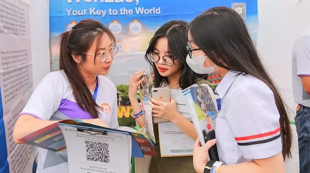 Sinh viên tìm hiểu thông tin du học Đài Loan. Ảnh: USSH
