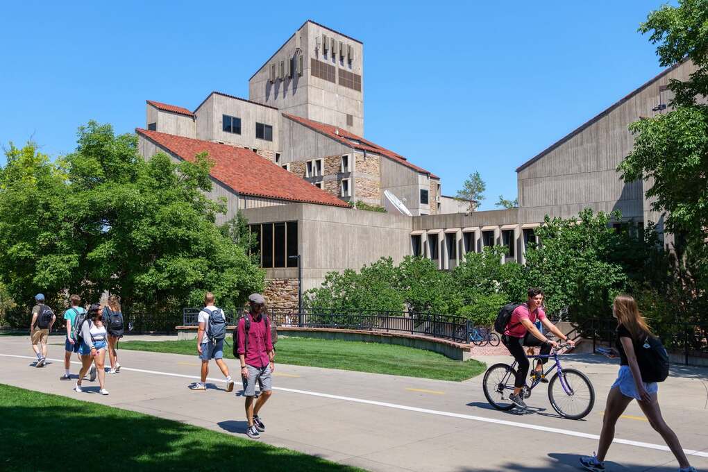 Một góc khuôn viên Đại học Colorado Boulder, Mỹ. Ảnh: Fanpage trường