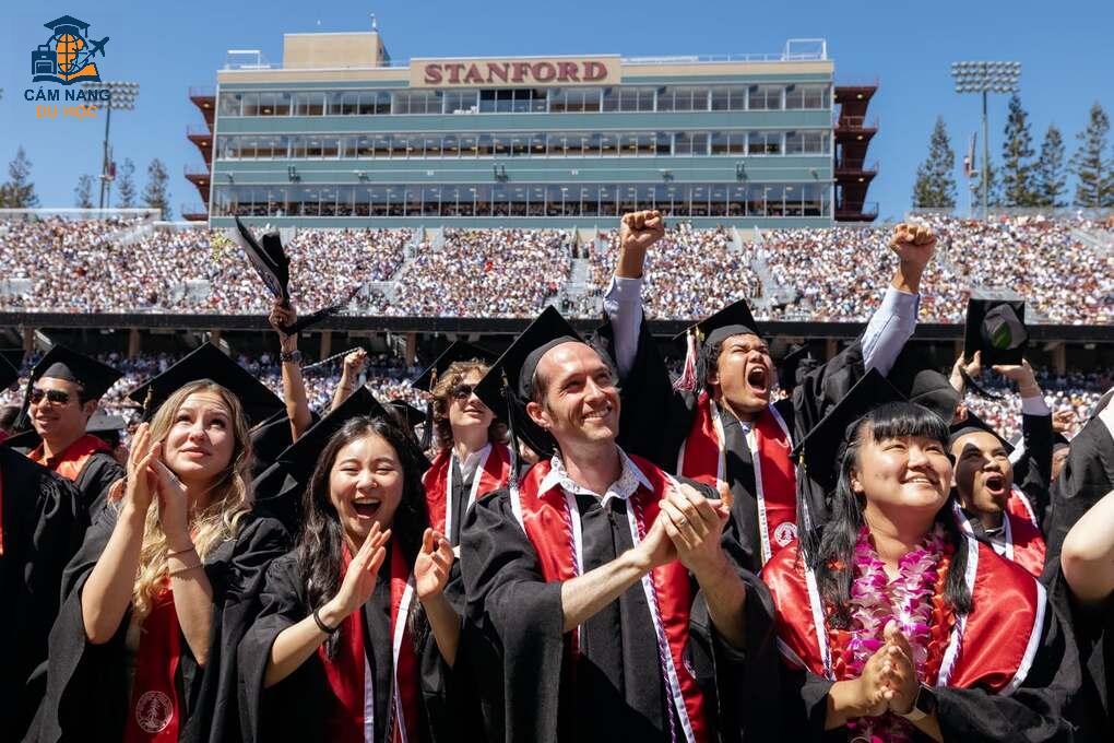 Sinh viên Đại học Stanford trong lễ tốt nghiệp hồi tháng 6. Ảnh: Fanpage trường