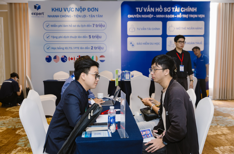 Expert Education tư vấn chương trình du học đến học sinh. Ảnh: EEVS